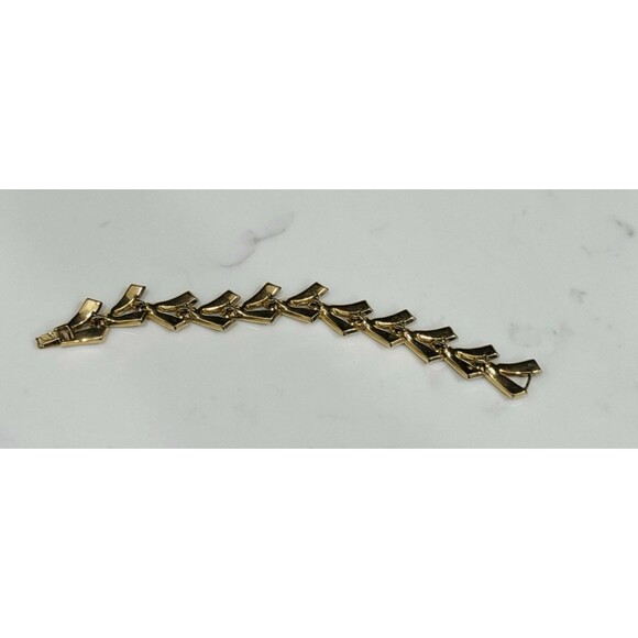 Vintage Trifari Gold Tone Chevron Link Bracelet Leaf Design 7.25" Signed - Picture 6 of 9